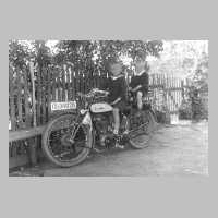 112-0014 Arno Persian und sein kleiner Bruder auf dem Motorrad von Alfred Eschmannt.jpg